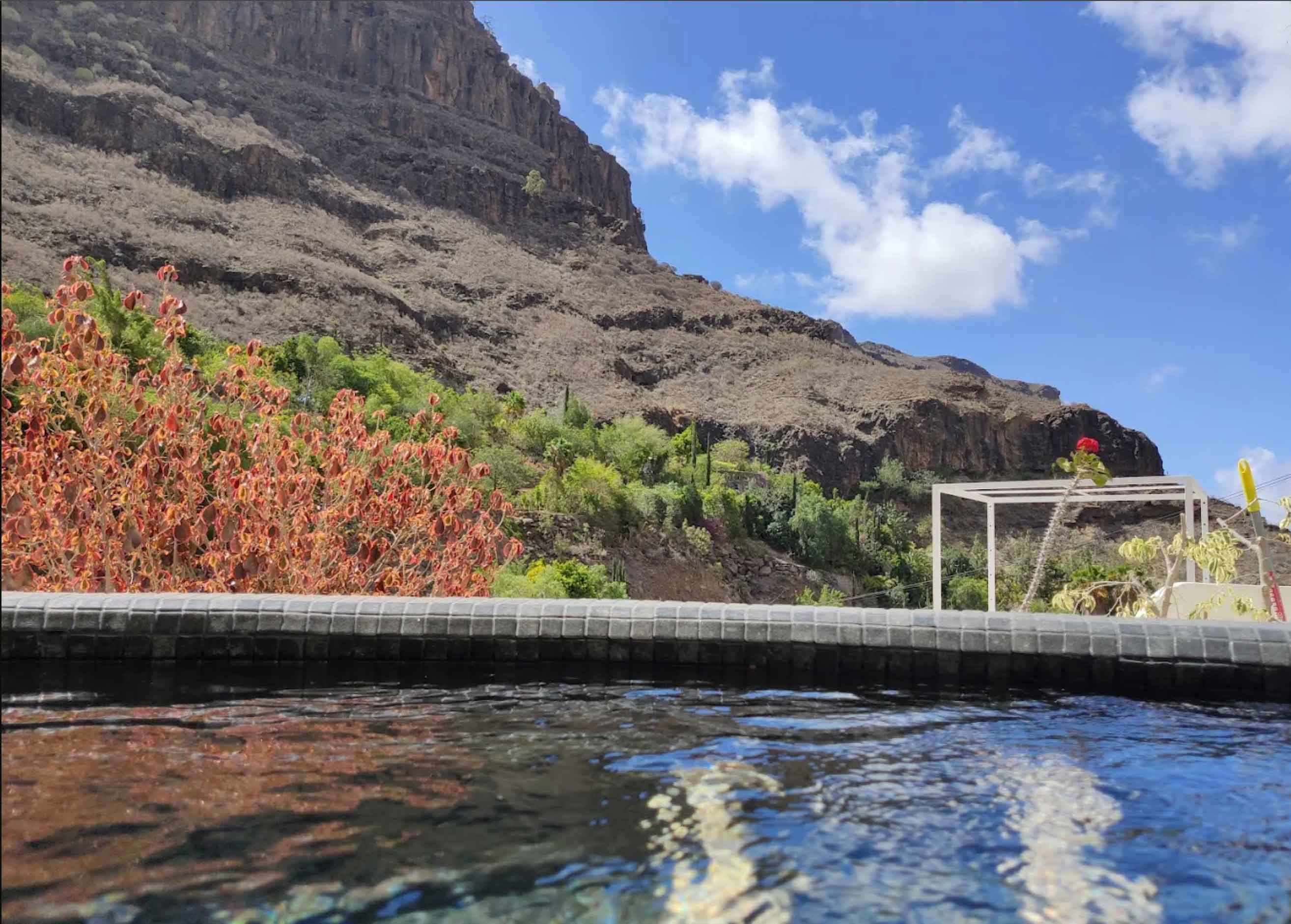 The jacuzzi and volcanic mountain view at Casa Agama